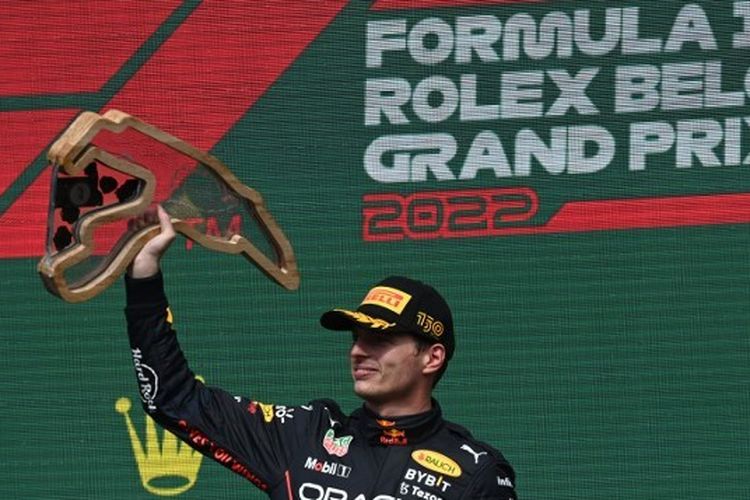 Pebalap Red Bull Racing Max Verstappen berhasil memenangi balapan Formula 1 atau F1 GP Belgia di Sirkuit Spa-Francorchamps, Minggu (28/8/2022) malam WIB. Kini, Max Verstappen semakin kokoh di puncak klasemen F1 2022 dengan koleksi 284 poin.