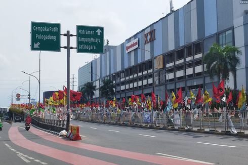 Ramainya Bendera Parpol di Flyover Senen, Bikin Pengendara Cemas