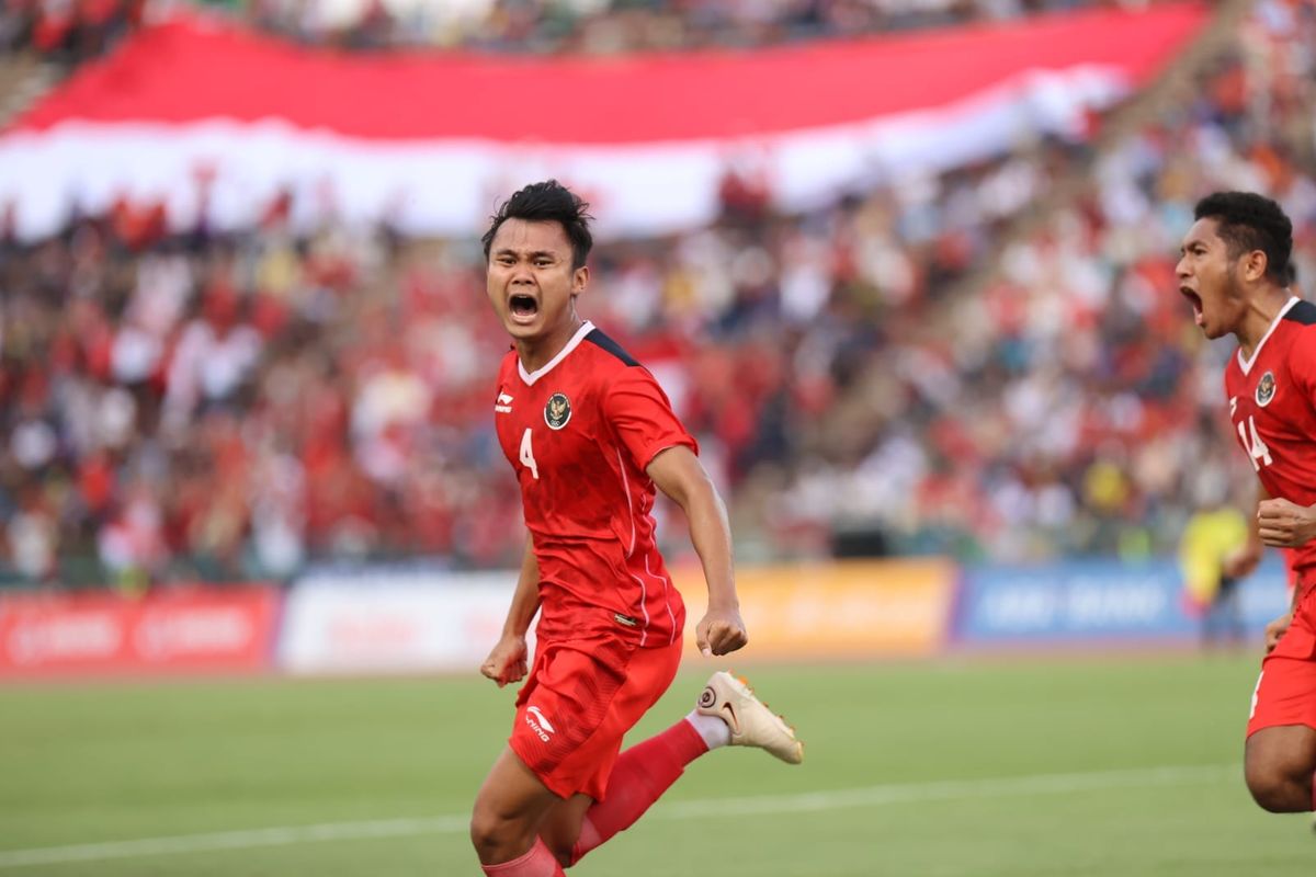 Ekspresi Komang Teguh Trisnanda seusai mencetak gol dalam pertandingan semifinal sepak bola SEA Games 2023 antara Timnas U22 Indonesia Vs Vietnam. 
Laga timnas U22 Indonesia vs Vietnam digelar di Stadion Nasional Olimpiade, Phnom Penh, Kamboja, pada Sabtu (13/5/2023) sore WIB. Artikel ini berisi jadwal final sepak bola SEA Games 2023.