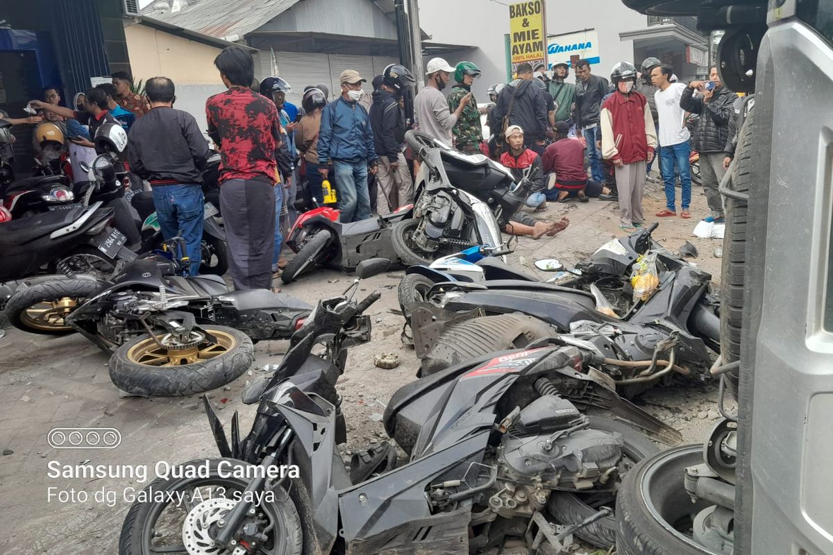 Mobil Xpander menabrak 4 sepeda motor yang sedang terpakir, akibat pengemudi diduga mengantuk hingga oleng ke badan jalan, di Jalan Raya Diponegoro, Desa Bululawang, Kecamatan Bululawang, Kabupaten Malang, Kamis (6/7/2023).