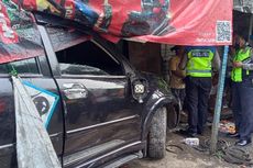 Bengkel di Ciputat Diseruduk Mobil, Bagian Atap dan Pintu Rusak, Botol Oli Berserakan