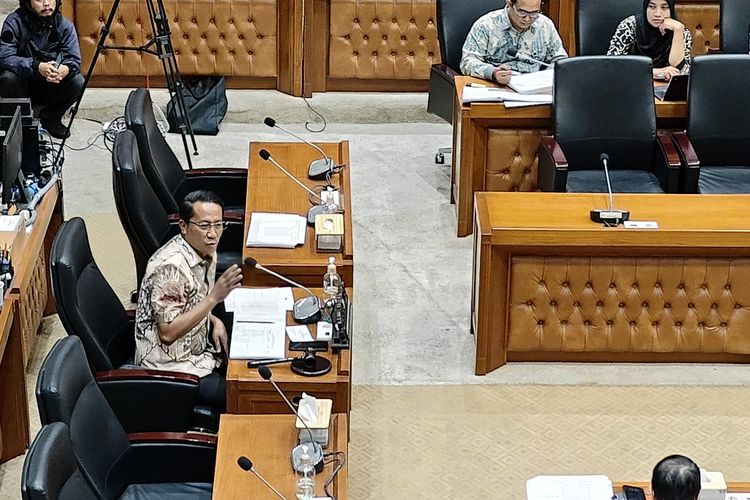 Ketua Badan Legislasi (Baleg) DPR Supratman Andi Agtas saat memimpin rapat panitia kerja (Panja) RUU DKJ, Jumat (15/3/2024).