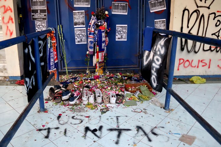 Syal, bunga dan poster dari masyarakat yang diletakkan di gate 12 pasca tragedi yang terjadi pada pekan ke-11 Liga 1 2022-2023 seusai pertandingan bertajuk Derbi Jawa Timur, Arema FC melawan Persebaya Surabaya di Stadion Kanjuruhan Kepanjen, Kabupaten Malang, Selasa (4/10/2022) malam.