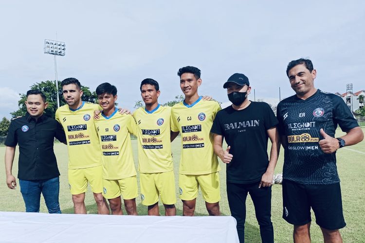 Pemain baru Arema FC untuk mengarungi Liga 1 2021-2022 Fabiano Beltrame, Genta Alparedo, Sandi Sute dan Ryan Kurnia (kiri-kanan) saat diperkenalkan oleh Presiden Klub Gilang Widya Pramana (kiri) di Stadion Trisakti Kuta, Selasa (4/1/2022) sore.