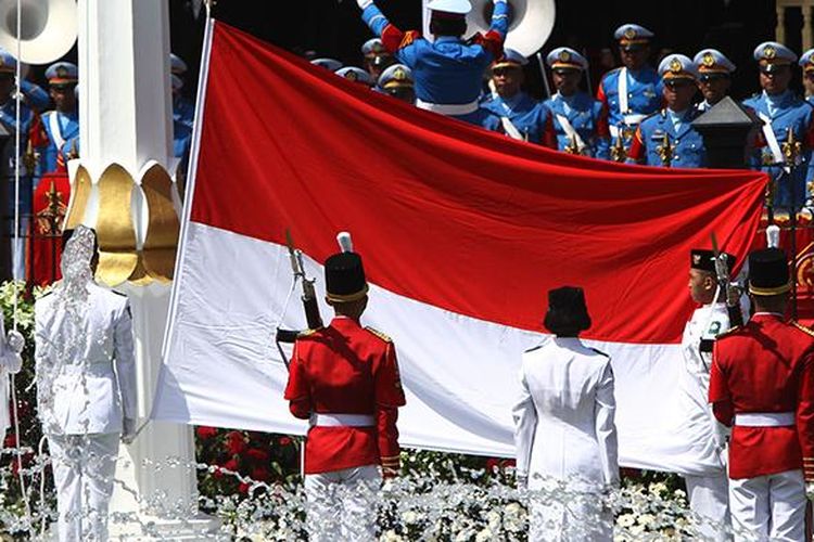 Pasukan pengibar bendera pusaka (Paskibraka) mengibarkan bendera Merah Putih saat peringatan detik-detik proklamasi di Istana Merdeka, Jakarta, Rabu (17/8/2016). Peringatan HUT Ke-71 RI kali ini mengambil tema Indonesia Kerja Nyata.