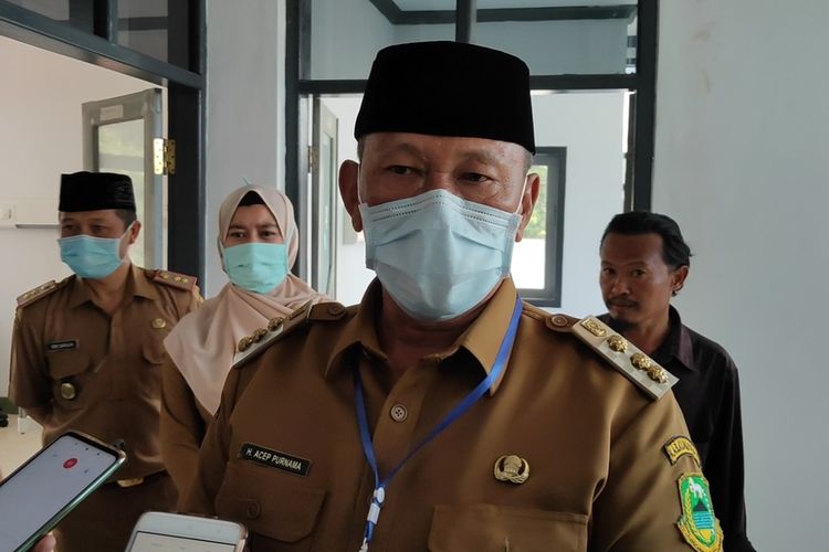 Bupati Kuningan Acep Purnama memberikan keterangan usai meresmikan bangunan khusus ?Instalasi Infeksi RSUD45? bangunan empat lantai yang dikhususkan menangani pasien Covid-19, Selasa (7/4/2020). Acep menyediakan hotelnya dan tiga tempat lainnya untuk karantina tenaga medis.