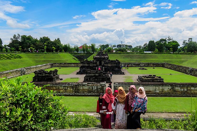 Wisatawan berfoto di Candi Sambisari, Sleman, Yogyakarta.