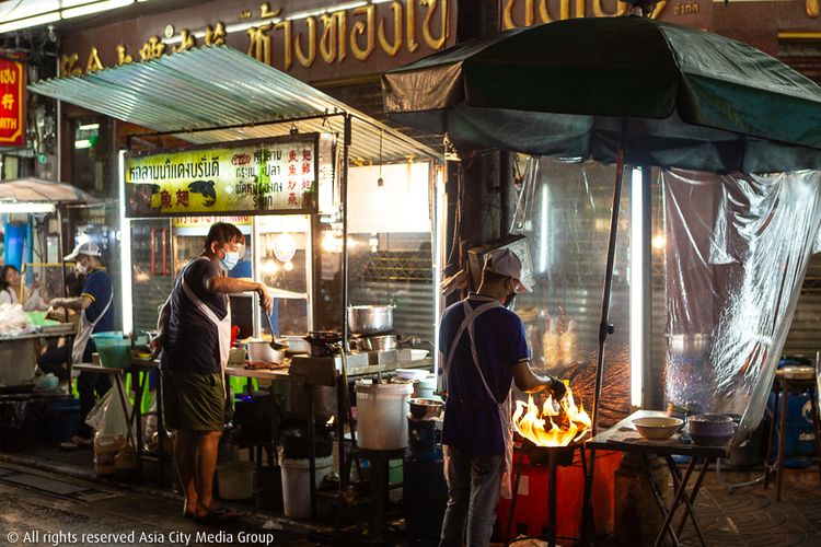 Para pedagang di Yaowarat, Bangkok, Thailand, menggunakan plastik transparan di sekitar area berjualan mereka setelah kebijakan lockdown diberlakukan di Bangkok