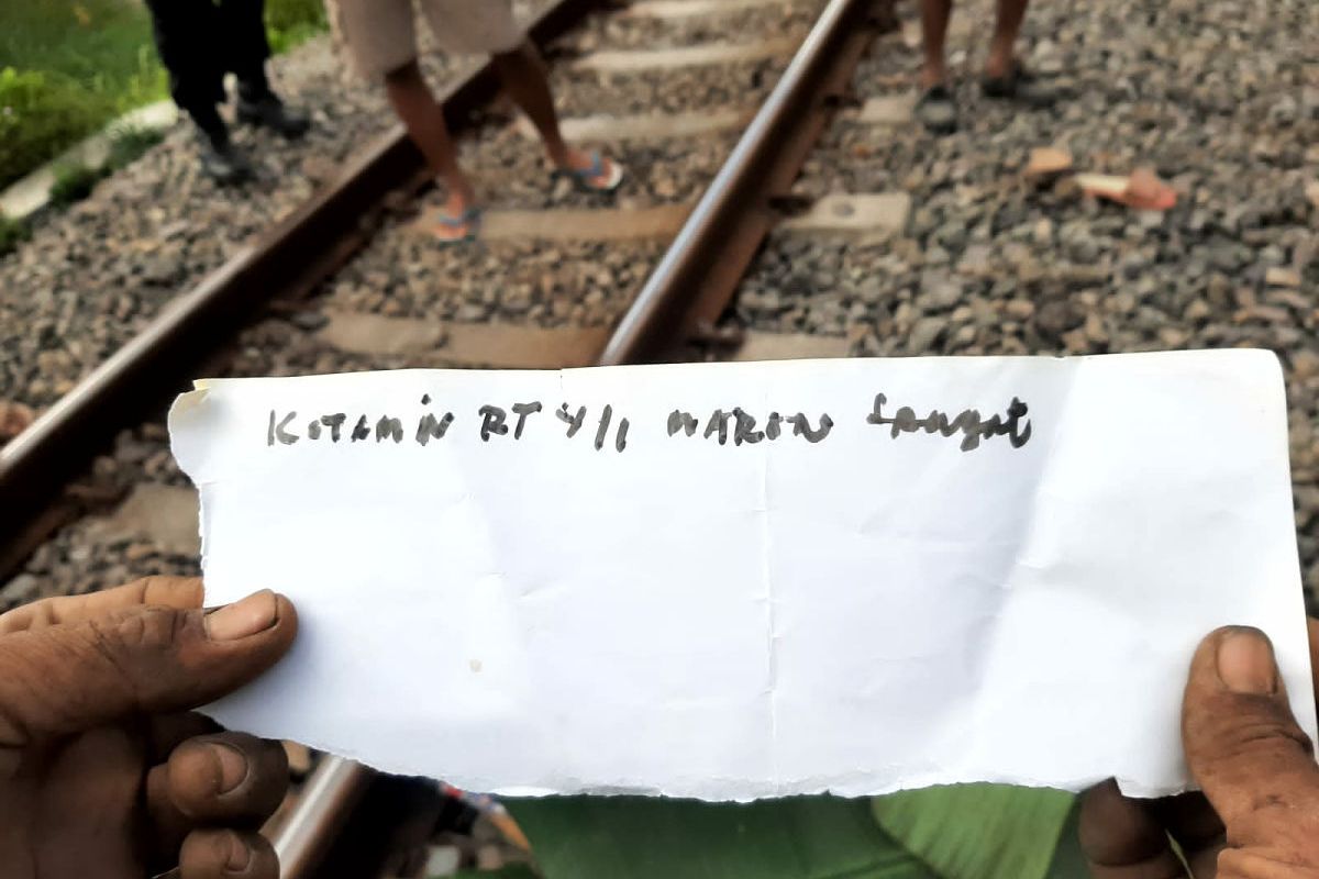 Secarik kertas bertuliskan tangan ditemukan di saku pakaian perempuan bernama Kotamin (42) yang ditemukan tewas di samping rel kereta api di Kecamatan Srengat, Kabupaten Blitar, Rabu (21/9/2022)