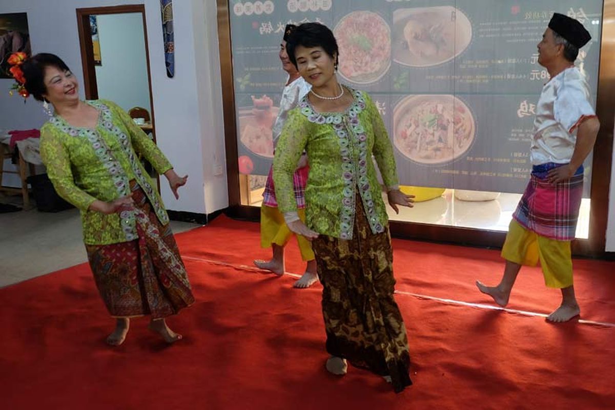 Warga Kampung Indonesia menyuguhkan tarian diiringi lagu daerah Indonesia untuk pengunjung.