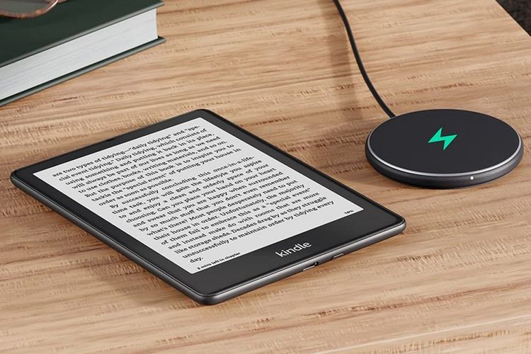 Kindle Paperwhite Signature Edition yang kini mendukung pengisian daya secara nirkabel.
