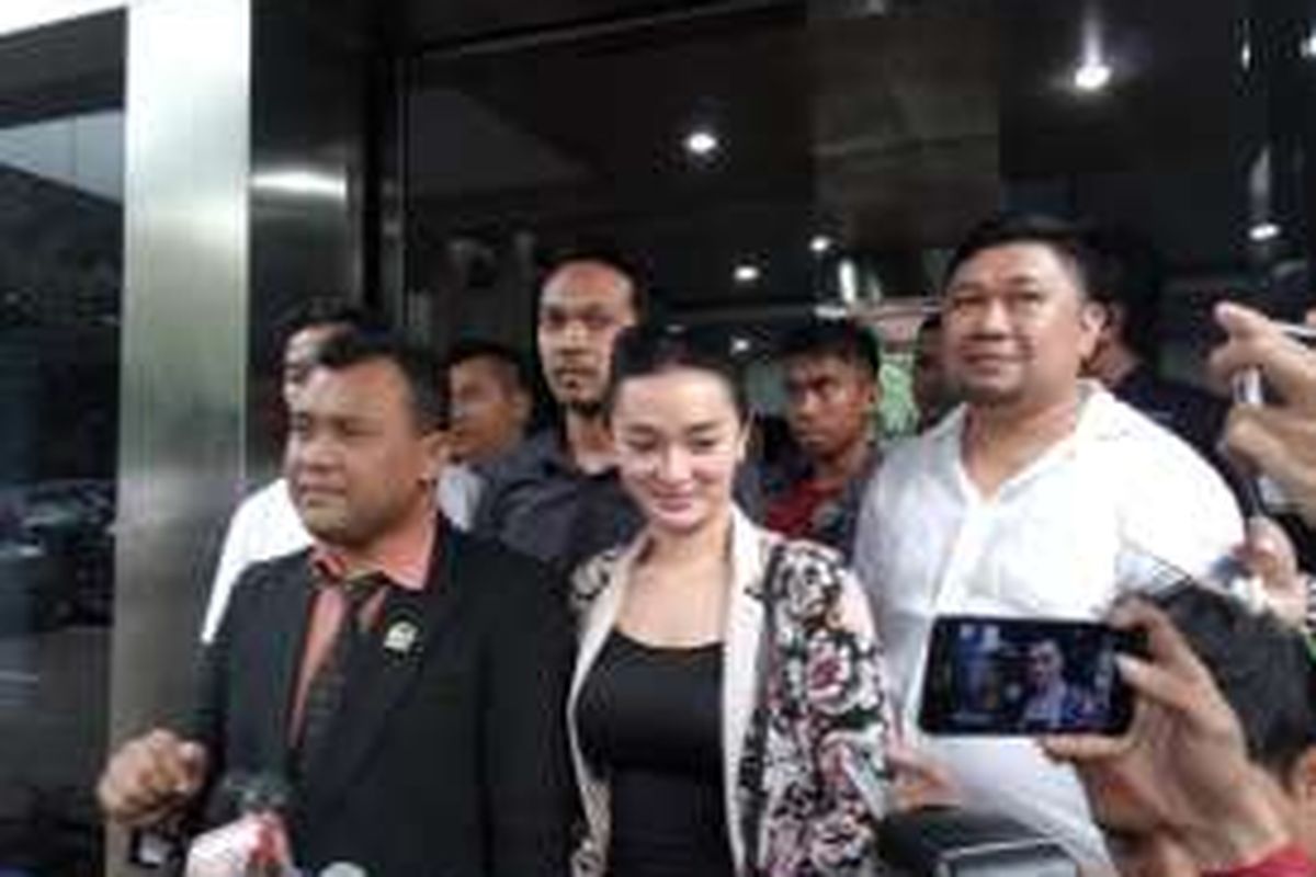 Penyanyi dangdut Zaskia Gotik seusai menjalani pemeriksaan terkait dugaan penghinaan lambang negara di Mapolda Metro Jaya, Rabu (30/3/2016).