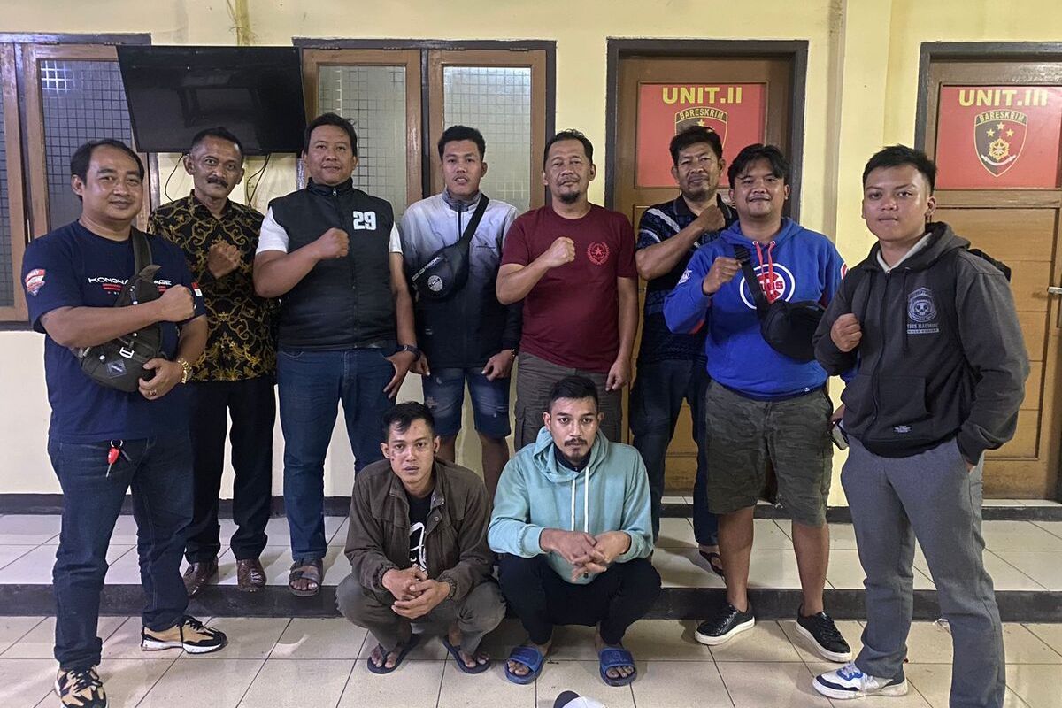 Kedua pelaku pemalakan kios pakaian yang terjadi di Jalan Rafya Cileunyi, Kabupaten Bandung, Jawa Barat pada Sabtu (6/7/2024) lalu berhasil diamankan