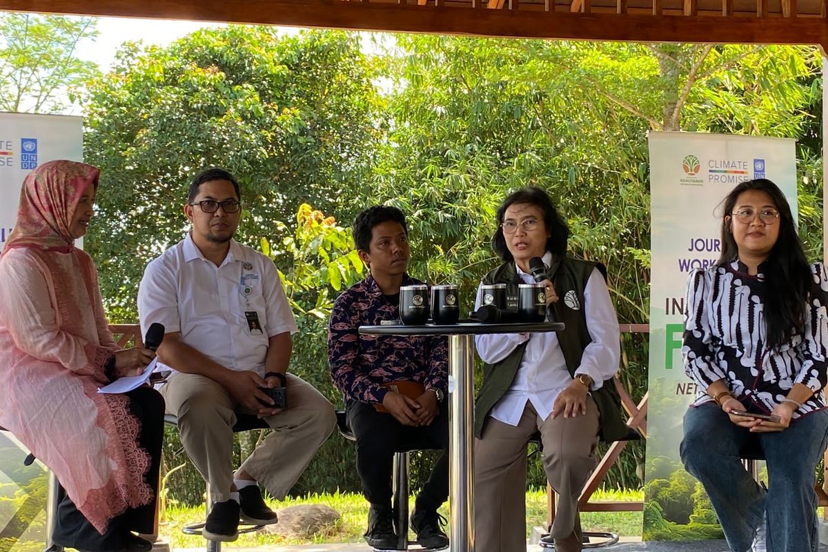 Staf Ahli Menteri Kehutanan, Haruni Krisnawati, bersama sejumlah pembicara menjelaskan terkait FOLU Net Sink 2030, di Bogor, Sabtu (17/5/2025). 