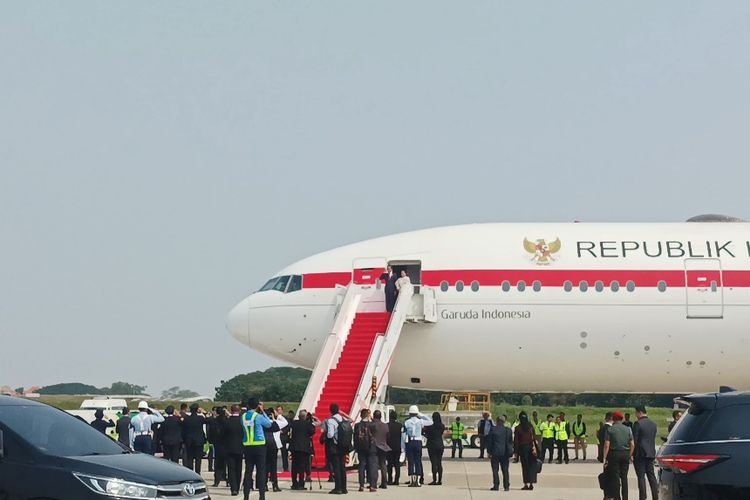 Presiden Joko Widodo dan Ibu Iriana Joko Widodo saat akan bertolak dari Bandara Internasional Soekarno-Hatta menuju India untuk menghadiri Konferensi Tingkat Tinggi (KTT) G20 pada Jumat (8/9/2023).