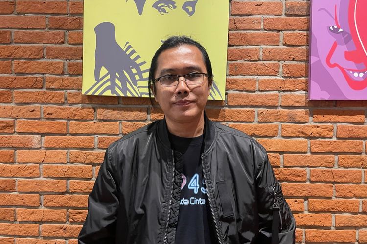 Indra Gunawan saat peluncuran poster dan trailer Film 2045 Apa Ada Cinta di CGV FX Sudirman, kawasan Senayan, Jakarta Selatan, Kamis (17/11/2022).