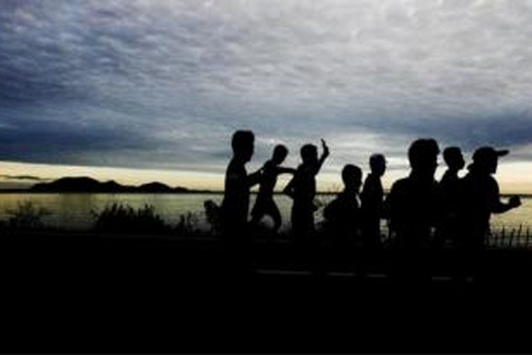 Para peserta lomba lari Trans-Sumbawa 200 dalam rangkaian Tambora Challenge 2015 melintasi pesisir Poto Tano, Sumbawa, NTB, Rabu (8/4). Lomba lari yang diikuti 8 peserta dengan 25 pelari pendamping ini dilepas dari Poto Tano dan finis di Doro Ncanga yang berjarak sekitar 320 kilometer. 