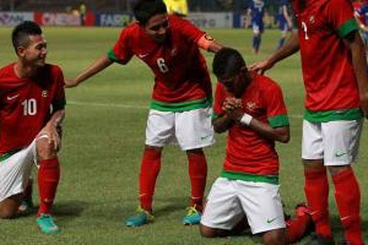 Pemain Indonesia berselebrasi usai Yabes Roni Malaifani (2 dari kanan) membobol gawang Filipina pada pertandingan kualifikasi Piala Asia U-19 di Stadion Utama Gelora Bung Karno, Jakarta, Kamis (10/10/2013). Indonesia unggul 2-0.