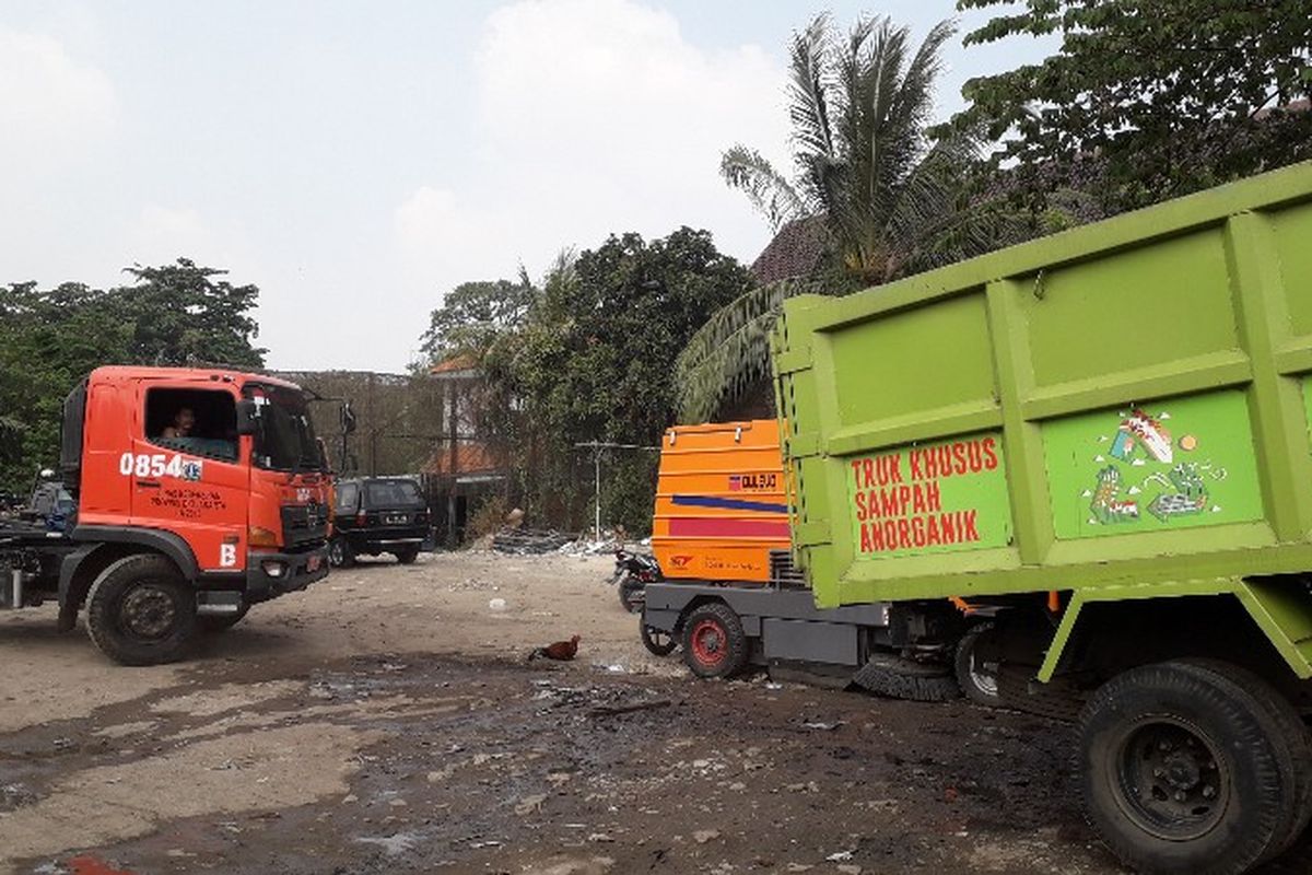 Sekitar 28 truk sampah milik Suku Dinas Lingkungan Hidup Jakarta Barat terparkir di lahan bekas gusuran Kampung Kunir, Pinangsia, Jakarta Barat pada Kamis (31/5/2018)