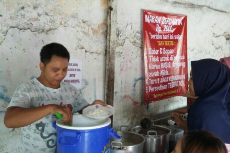 Warung makan di Jalan Bintaran, Kota Yogyakarta, memberi diskon harga Rp 2.000 makan sepuasnya. Konsep ini dalam rangka memperingati Hari Pahlawan.