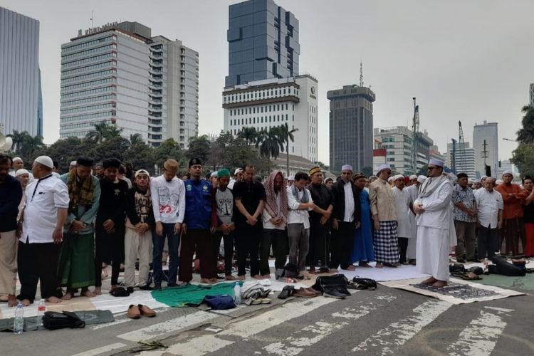  Massa aksi dari gabungan organisasi masyarakat (ormas) Islam mengatasnamakan Gerakan Nasional Pembela Rakyat (GNPR) menggelar shalat ashar jamaah di tengah unjuk rasa di kawasan Patung Kuda, Jakarta Pusat, Jumat (4/11/2022).