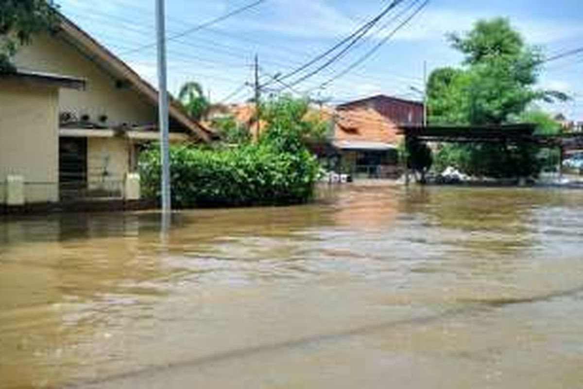 Banjir merendam Kelurahan Pela Mampang, Mampang Prapatan, Jakarta Selatan. Ketinggian air mencapai paha orang dewasa pada pukul 03.30 dini hari tadi, Kamis (21/4/2016).