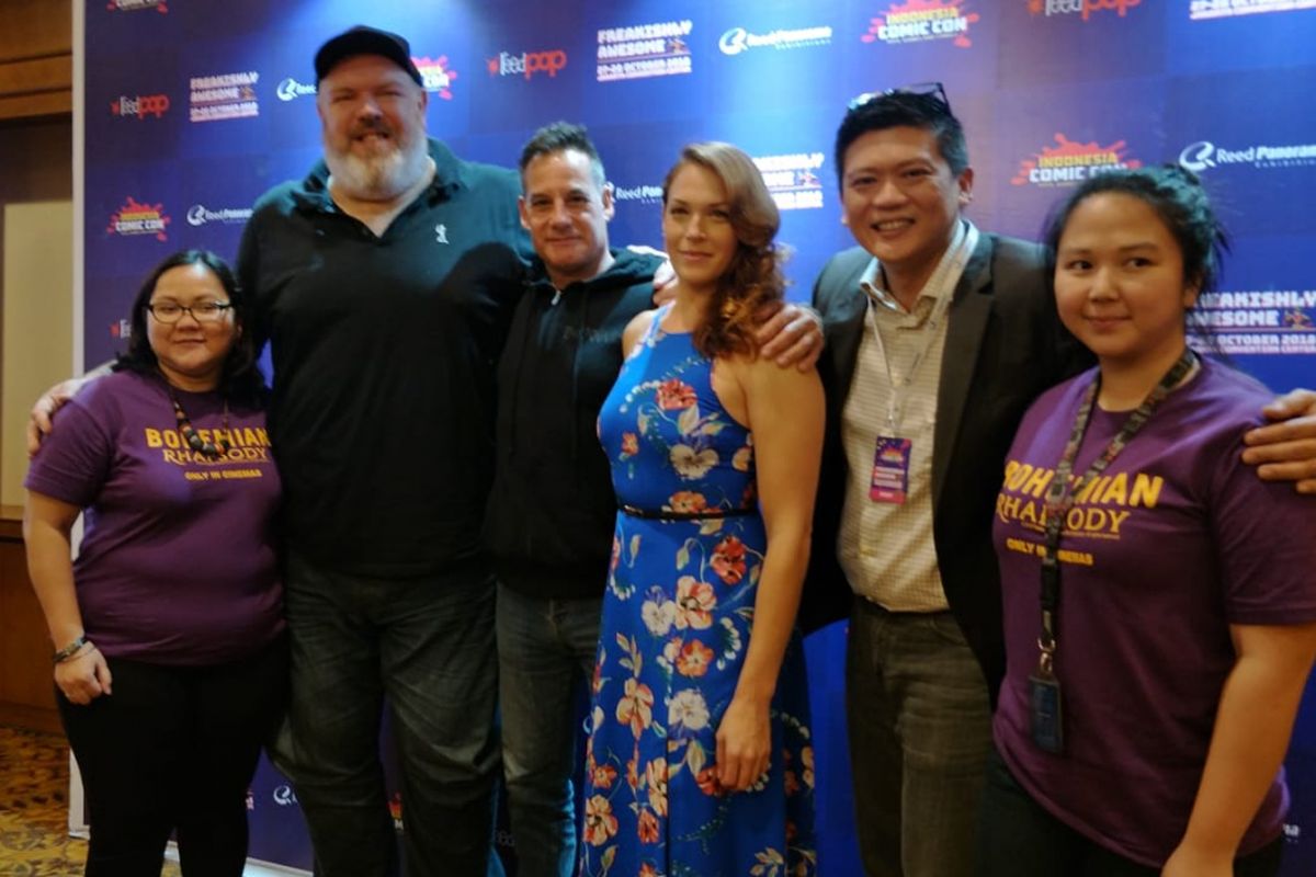 Kristian Nairn (kedua dari kiri), pemeran Hodor dalam seri TV Game of Thrones, Adrian Pasdar (ketiga dari kiri), bintang seri Heroes, dan Amanda Righetti (ketiga dari kanan), pemain seri The OC, berfoto bersama pihak penyelenggara Indonesia Comic Con 2018, di The Hotel Sultan, Jakarta Selatan, Jumat (26/10/2018).