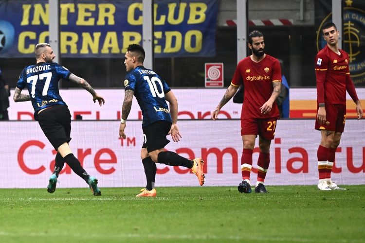 Gelandang Inter Milan Marcelo Brozovic (kiri) merayakan golnya ke gawang AS Roma bersama Lautaro Martinez pada laga pekan ke-34 Liga Italia 2021-2022 di Stadion Giuseppe Meazza, Sabtu (23/4/2022) malam WIB. Terkini, Inter Milan dan AS Roma akan kembali bertanding pada pekan kedelapan Liga Italia musim 2022-2023. Laga Inter vs Roma dijadwalkan berlangsung di Stadion Giuseppe Meazza pada Sabtu (1/10/2022) malam WIB.