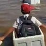  Fakta Viralnya Murid SD Pakai Styrofoam Menyeberang Sungai ke Sekolah