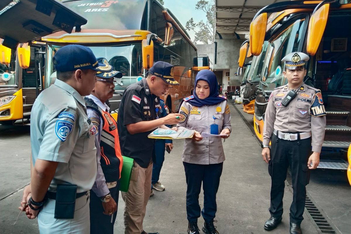 Kegiatan pengujian kelaikan jalan atau ramp check terhadap bus-bus pariwisata yang ada di Kota Malang, Jawa Timur.