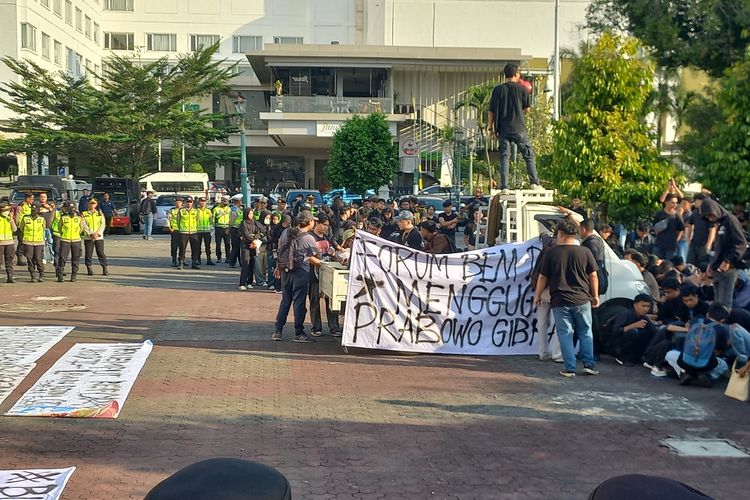 Demo Mahasiswa Jogja dan Tuntutannya di Depan DPRD DIY