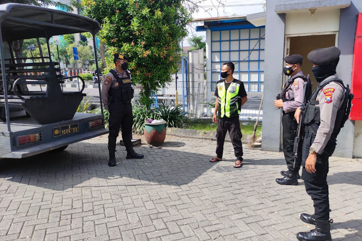 Pihak kepolisian di Gresik, Jawa Timur, rutin menggelar patroli di lingkup perumahan yang ditinggal warganya mudik ke kampung halaman pada momen Lebaran tahun ini.