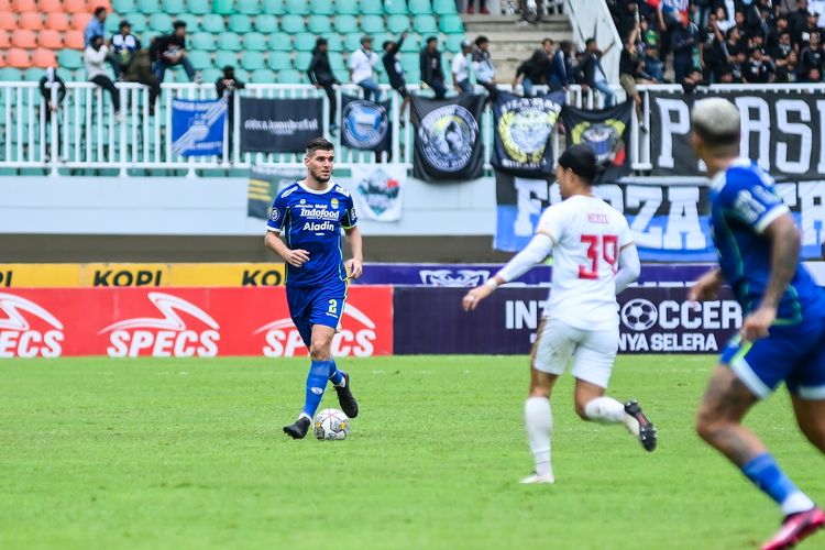 Bek asing Persib Bandung Nick Kuipers saat berlaga dalam pertandingan melawan PSM Makassar dalam pertandingan pekan ke-24 Liga 1 2022-2023, Selasa (14/2/2023) di Stadion Pakansari, Kabupaten Bogor. 