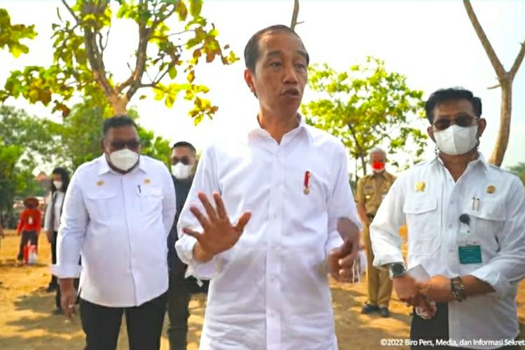 Presiden Joko Widodo usai meninjau penanaman kelapa genjah di Boyolali, Jawa Tengah, Kamis (11/8/2022).
