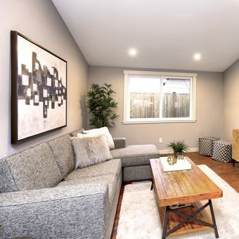 Ilustrasi ruang keluarga dengan warna cat taupe.