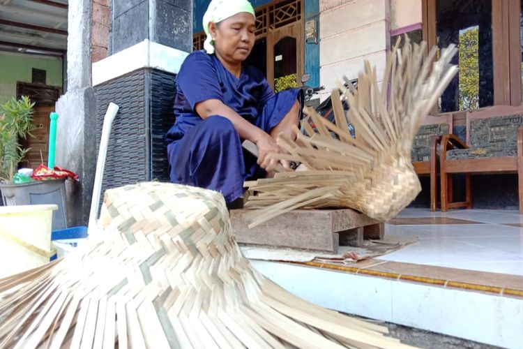 Seorang pengrajin anyaman bambu di Desa Rejosari, Kecamatan Karangtengah, Kabupaten Demak, Jateng, sedang membuat bodak atau bakul untuk tempat nasi, Minggu (2/5/2019)