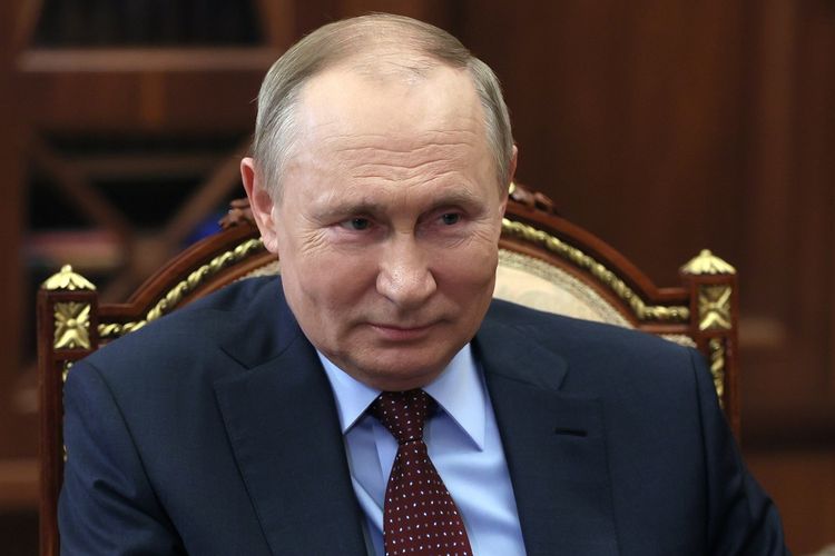 Presiden Rusia Vladimir Putin saat mendengarkan pembicaraan entrepreneur yang juga Kepala Persatuan Industrialis Rusia, Alexander Shokhin, dalam pertemuan di Moskwa, Rusia, Rabu (2/3/2022).