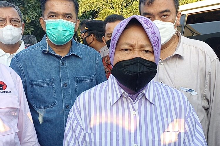 Menteri Sosial saat mengunjungi loaksi operasi katarak di Kabupaten Lombok Timur