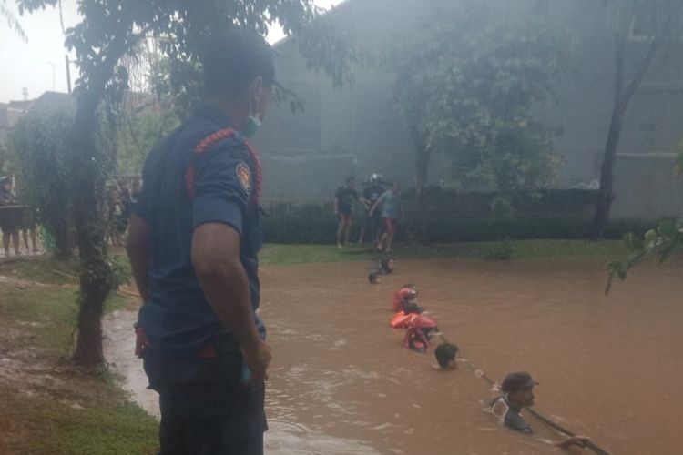 Petugas Suku Dinas Pemadam Kebakaran dan Penyelamatan Jakarta Selatan bersama warga mencari NRI (13) yang tenggelam di Danau Taman Maja, Lenteng Agung, Jagakarsa, Jakarta pada Senin (26/10/2020) sore.