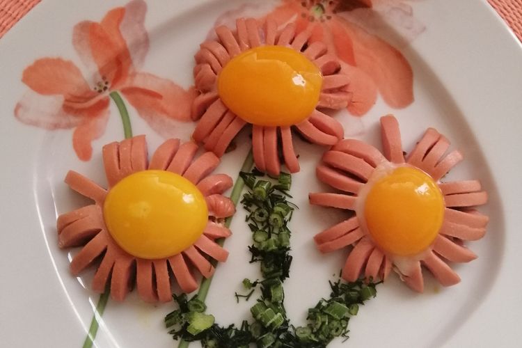 Ilustrasi sosis bentuk bunga untuk menu sarapan. 