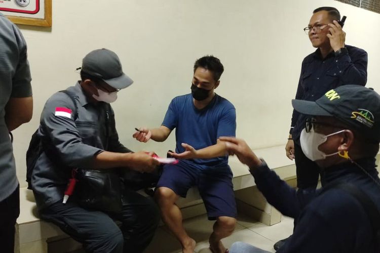 General Manager Resort Pulo Cinta Gorontalo Roni Sedana saat ditangkap tim tangkap buron (Tabur) Kejaksaan Tinggi Gorontalo. Roni Sedana merupakan terpidana kasus penganiayaan yang telah divonis 3 bulan penjara oleh Pengadilan Negeri tilamuta, Boalemo.