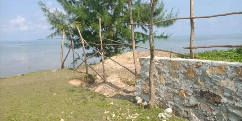 Pagar pembatas yang dibangun hingga ke bibir pantai di lokasi pembangunan The Start Up Island, Karimun Jawa.