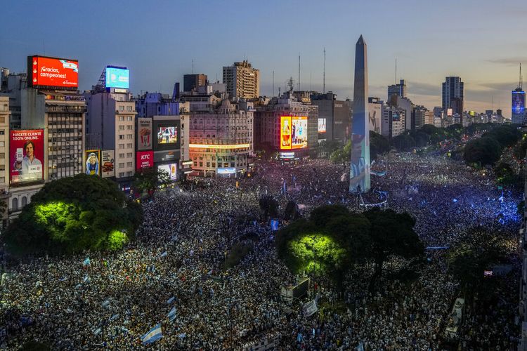Penggemar sepak bola Argentina turun ke Obelisk ibu kota untuk merayakan kemenangan tim mereka di Piala Dunia atas Prancis di Buenos Aires, Argentina, Minggu, 18 Desember 2022.