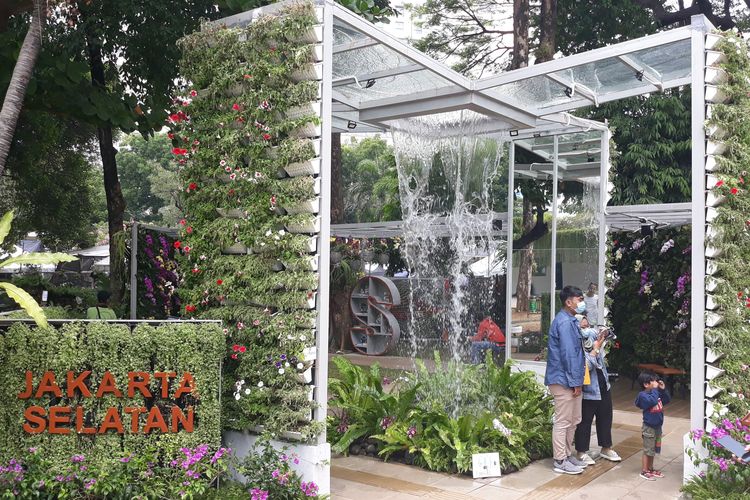 Bangunan Icon Feature Waterfall di Pameran Flora dan Fauna (Flona) 2022. (KOMPAS.com/Louis Brighton Putramarvino)