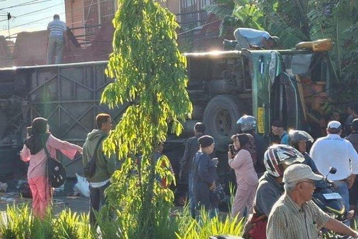 Bus ALS yang mengalami kecelakaan di kawasan Kelurahan Bukit Surungan, Kecamatan Padang Panjang Barat, Kota Padang Panjang, Sumatera Barat, Selasa (6/5/2025). 
