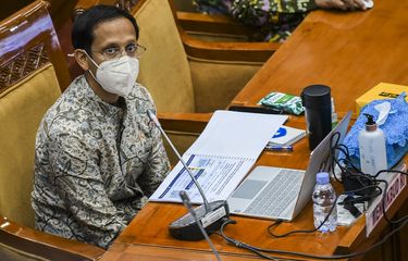 Menteri Pendidikan dan Kebudayaan Nadiem Makarim mengikuti rapat kerja dengan Komisi X DPR di Kompleks Parlemen, Senayan, Jakarta, Kamis (18/3/2021). Rapat tersebut membahas persiapan vaksinasi COVID-19 bagi guru, murid dan mahasiswa serta membahas persiapan pembukaan pembelajaran tatap muka sekolah di bulan Juli. ANTARA FOTO/Galih Pradipta/wsj.