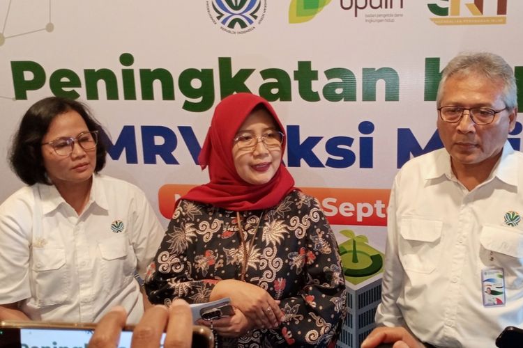 Direktur Inventarisasi Gas Rumah Kaca (GRK) dan Monitoring, Pelaporan, Verifikasi (MPV) Kementerian Lingkungan Hidup, Dr. Mitta Ratna Djuwita (tengah). 