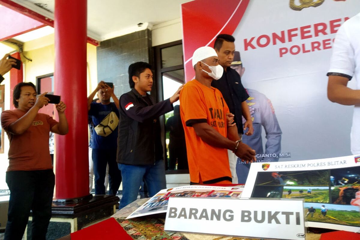 AS, warga Kecamatan Selorejo, Kabupaten Blitar, tersangka pelaku pembunuhan terhadap pengemudi becak motor WGM, dihadirkan pada konferensi pers di Mapolres Blitar, Jumat (27/10/2023)
