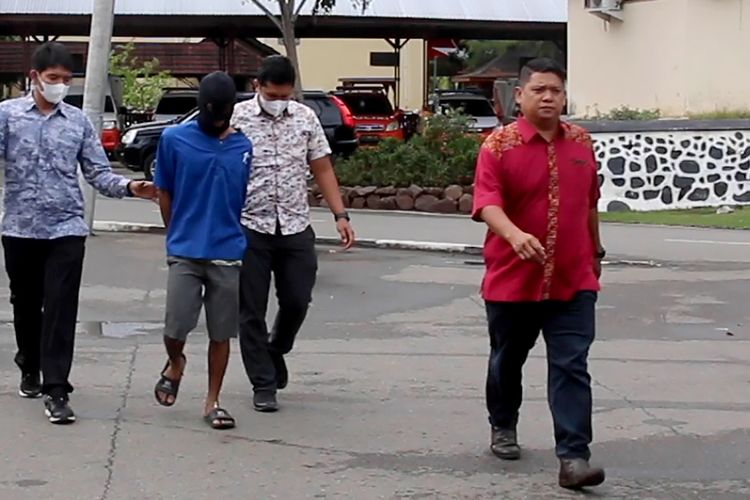 RA (21) pemuda asala Pante Gajah, Kecamatan Peusangan, Kabupaten Bireun di tangkap oleh Ditreskrimum dan Ditintelkan Polda Aceh karena merobek dan membakar bendera merah putih kemudian video aksinya diviralkan dalam group whatsApp .