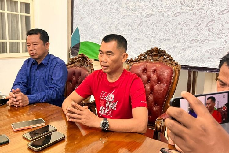 Bupati Gunungkidul Sunaryanta (kaus merah) di rumah dinas Bupati Gunungkidul, Minggu (24/11/2024)